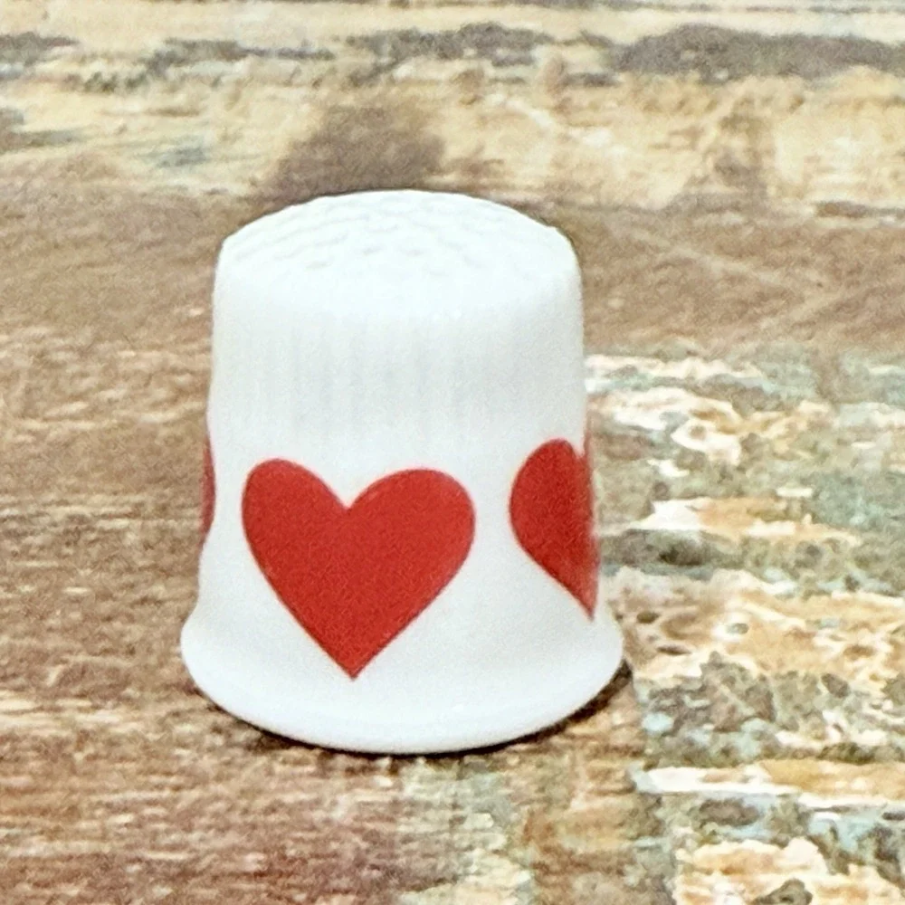 Thimble‎ Vintage Red Hearts 